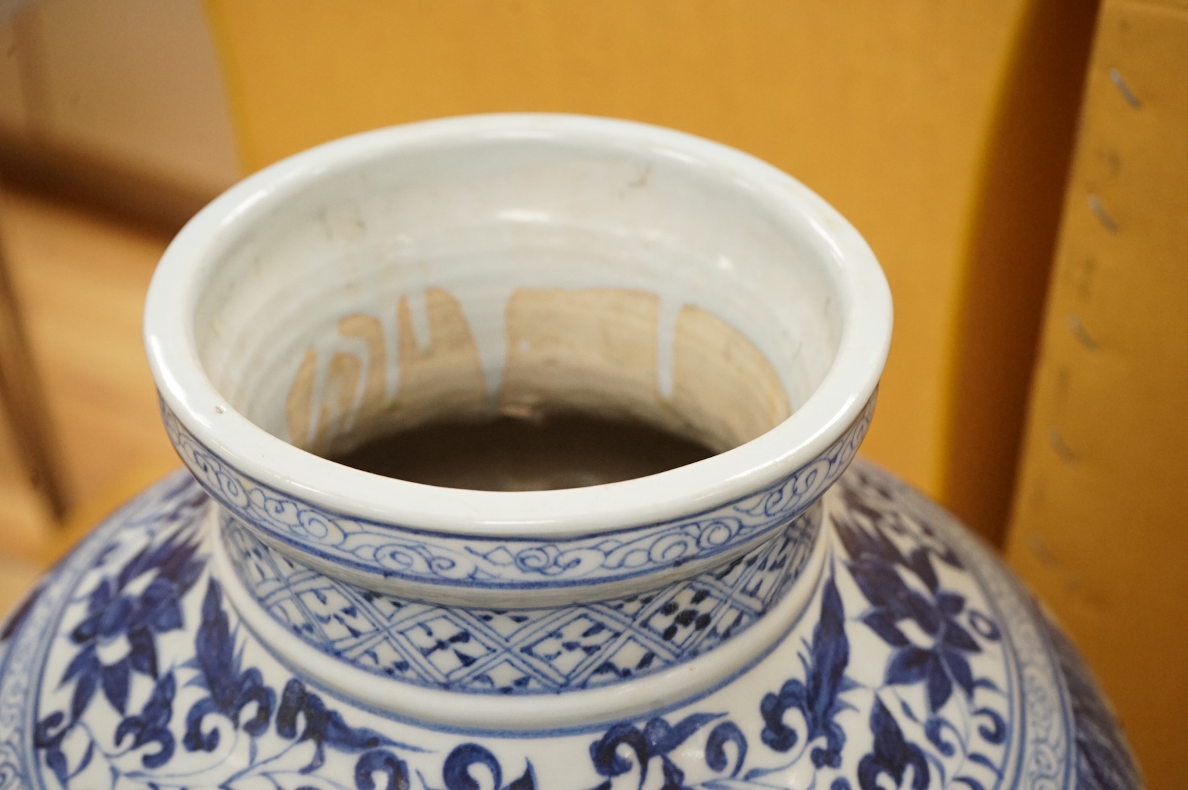 A large Chinese blue and white vase, 38cm